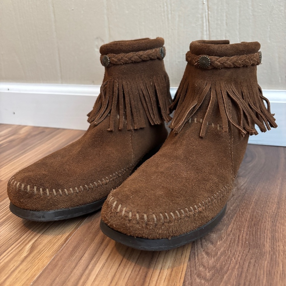 Minnetonka Moccasins 293 High Top Fringe Boot in Dusty Brown Suede - Picture 4 of 10